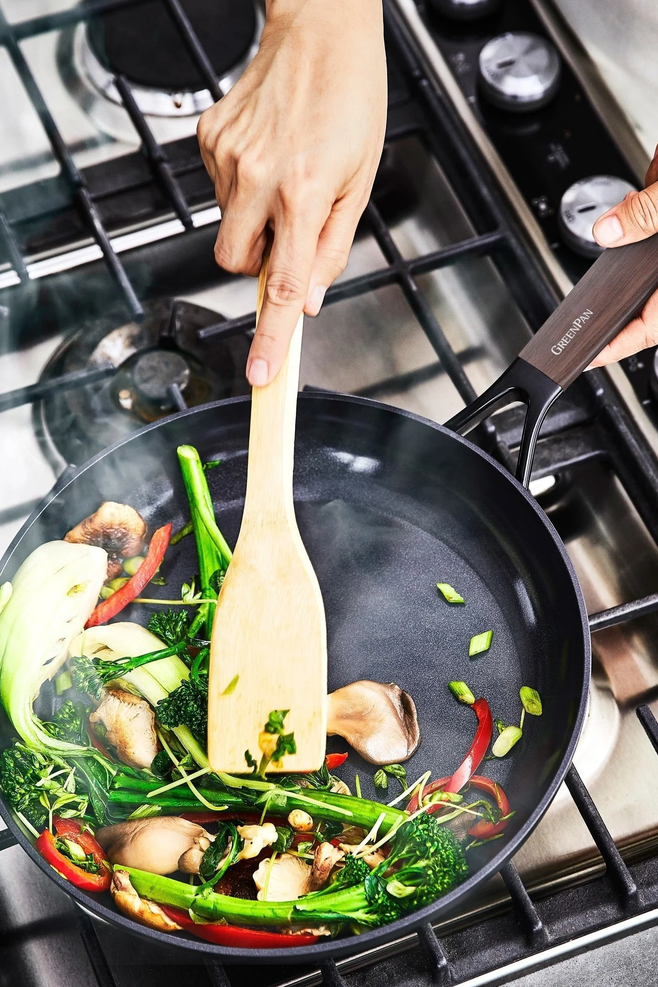 Verduras asiáticas salteadas en la sartén Eco Smartshape de GreenPan.