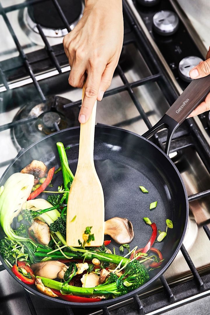 Verduras asiáticas salteadas en la sartén Eco Smartshape de GreenPan.