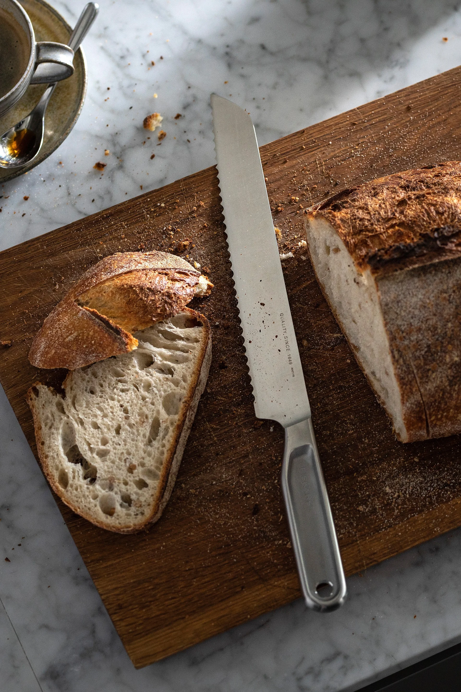 El cuchillo de cocina All Steel de Fiskars se puede utilizar de muchas maneras, como aquí para preparar bollos de canela, lo que lo convierte en un gran regalo para el Día del Padre.