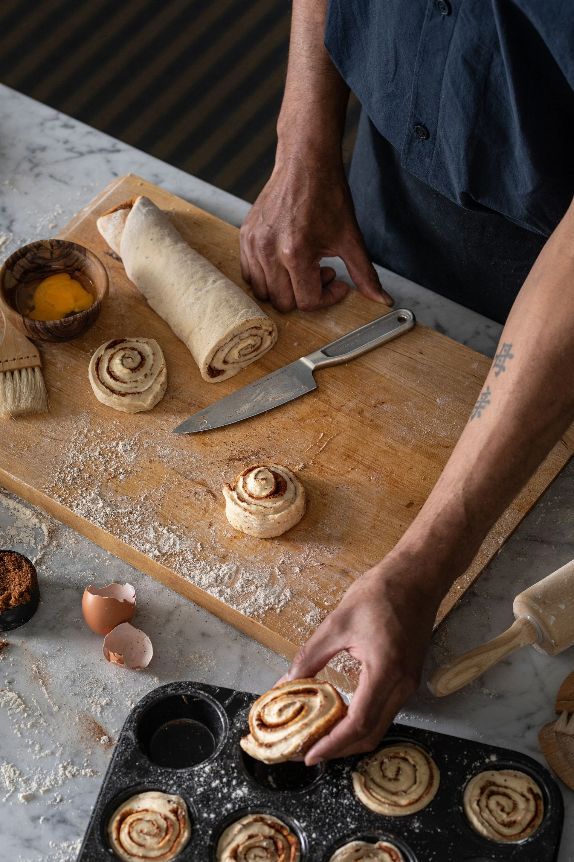 El cuchillo de cocina All Steel de Fiskars se puede utilizar de muchas maneras, como aquí para preparar bollos de canela, lo que lo convierte en un gran regalo para el Día del Padre.