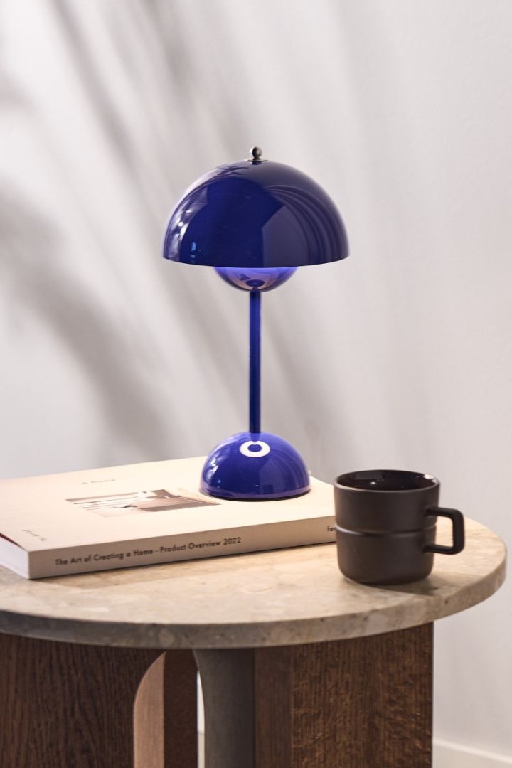 Aquí puedes ver la lámpara de mesa Flowerpot VP9 inalámbrica en azul de &Tradition.