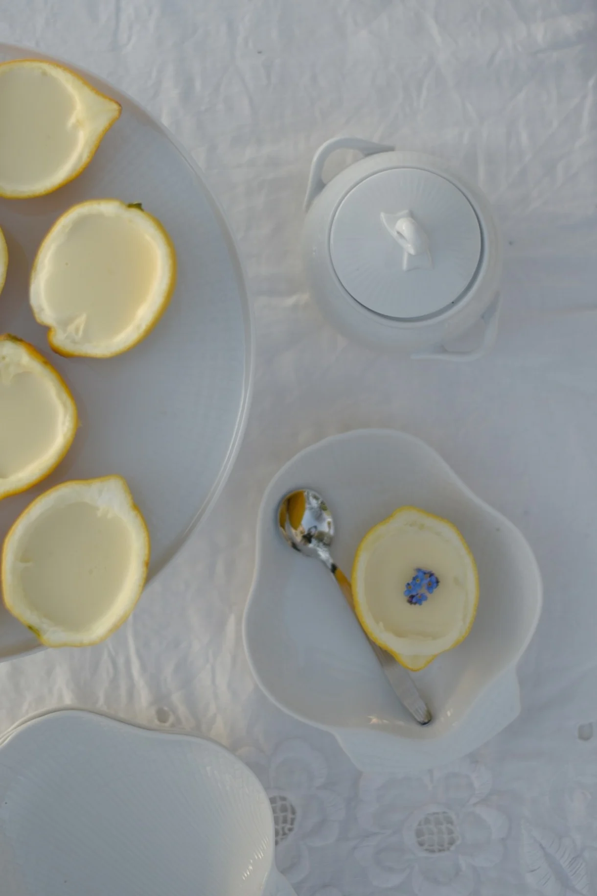 La crema de limón es el postre perfecto para el verano. Aquí @khouri.julia ha puesto la crema en medios limones en el plato Swedish Grace de Rörstrand sobre una mesa blanca.