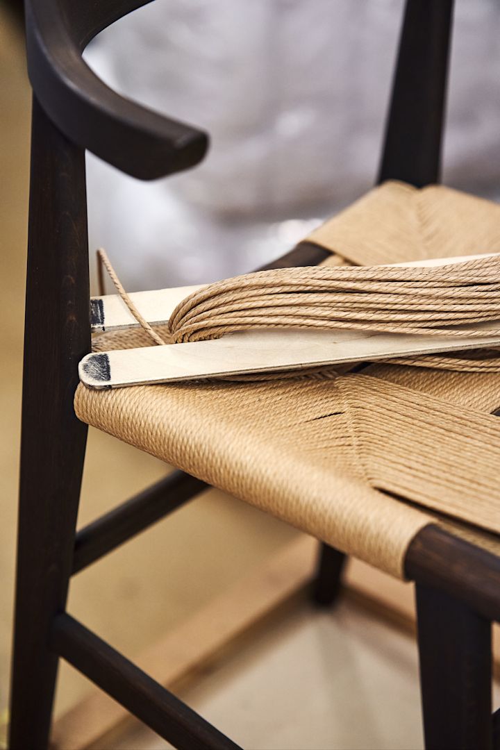 Gärsnäs: en la fábrica de Gärsnäs, Suecia, las sillas son fabricadas por carpinteros experimentados, como el asiento del sillón Hedda, de roble teñido de negro.