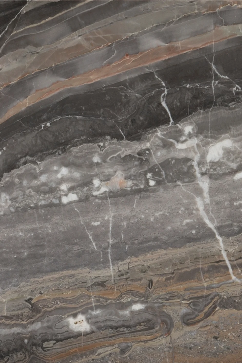 Mármol gris oscuro con vetas prominentes blancas, gris claro y marrón rojizo, formando patrones ondulados horizontales.