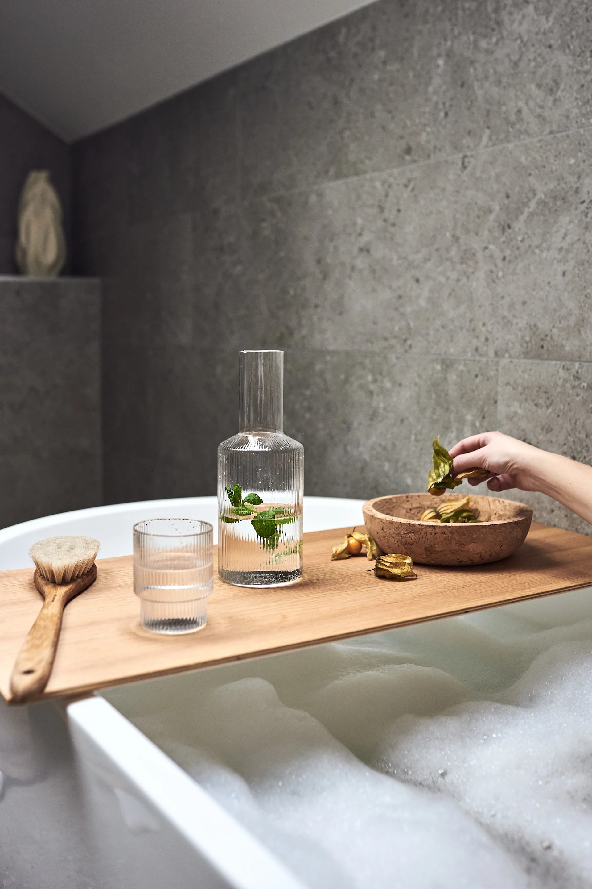 Decora tu cuarto de baño para momentos de relax con este cepillo de baño artesanal Iris, el vaso y la jarra Ripple y el bol de corcho Formgatan para crear la sensación de un spa en casa.