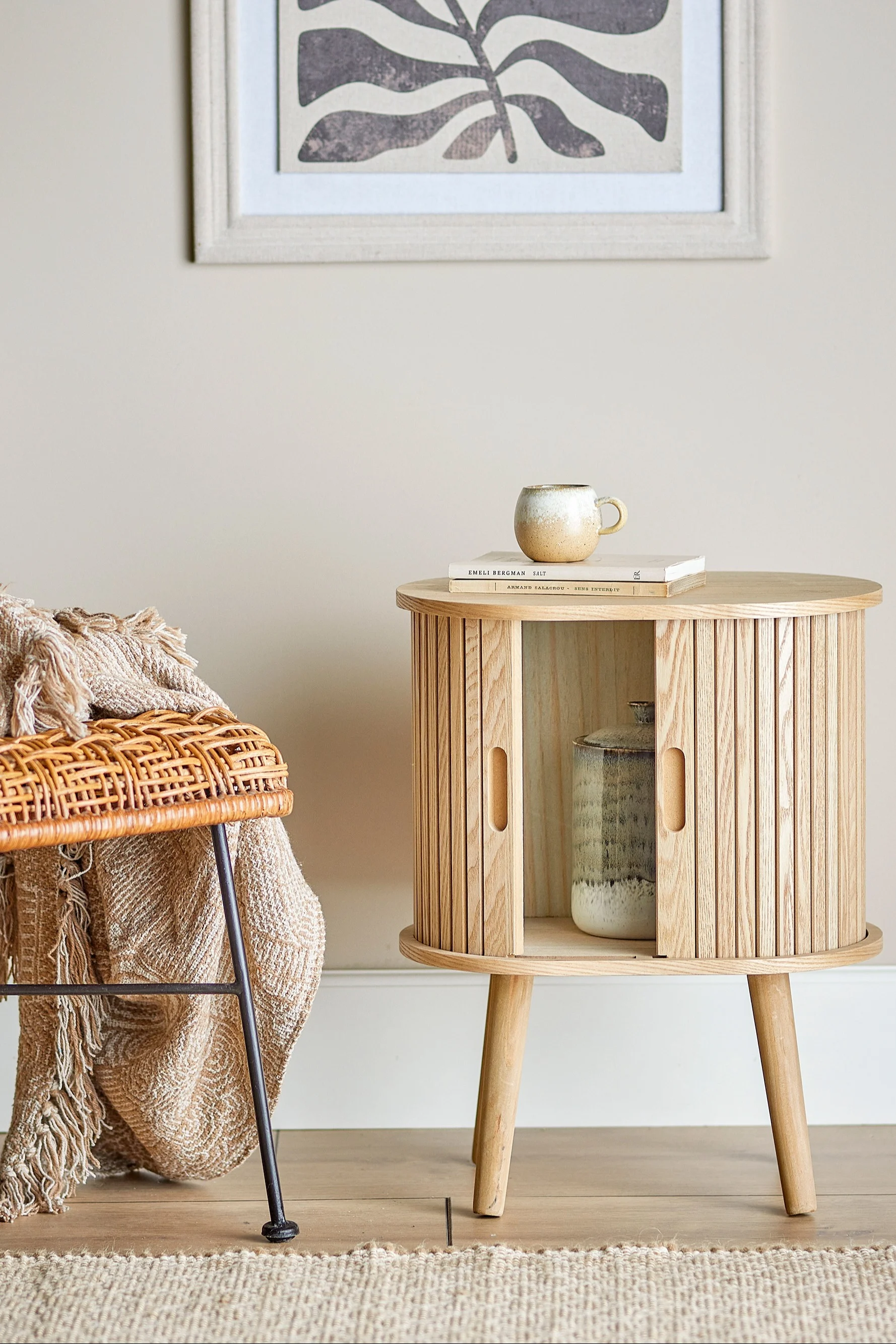 El armario Salento de Bloomingville es la decoración boho perfecta gracias a su diseño y se muestra aquí en una sala de estar.