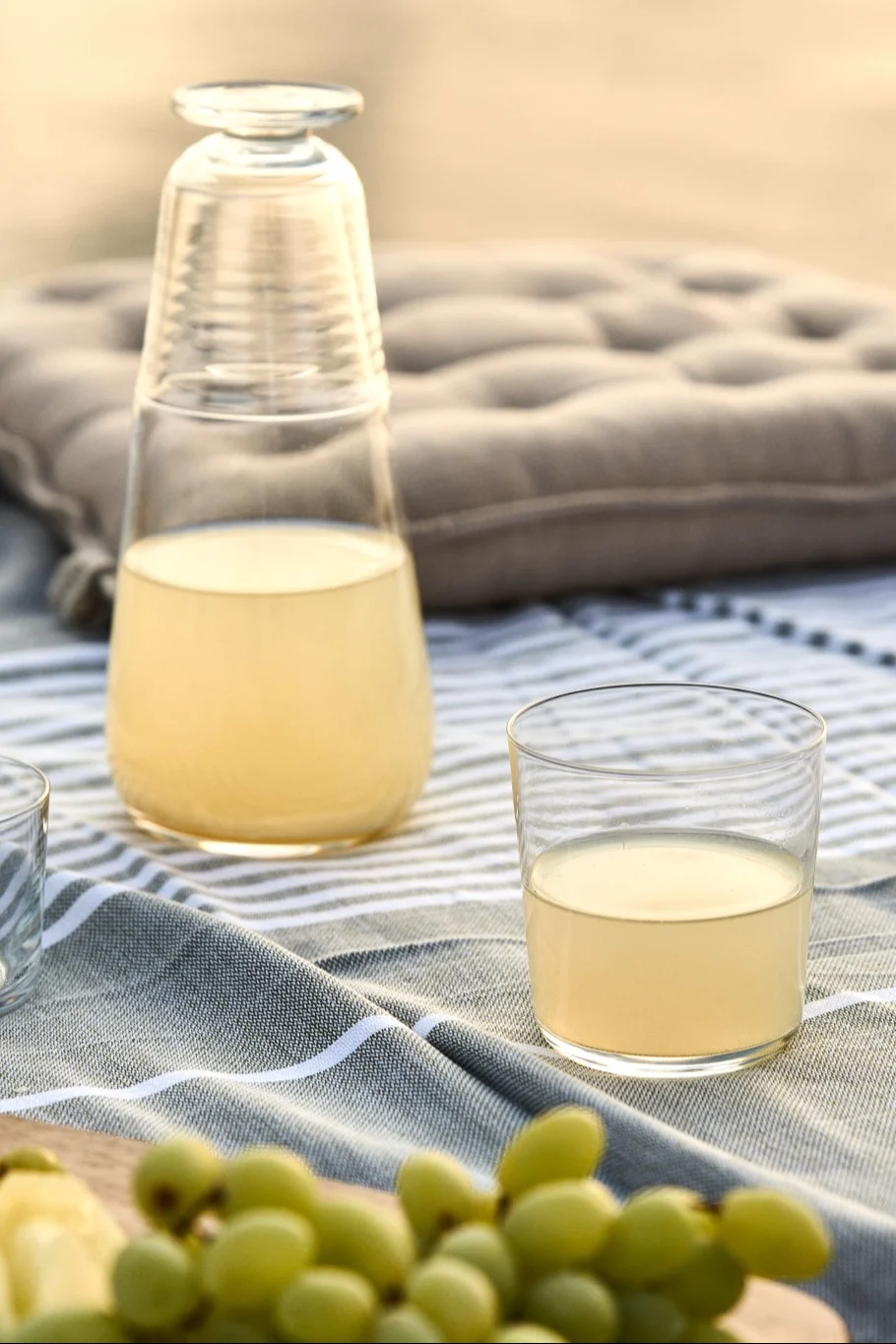 Recetas de verano: este verano prepara tu propia limonada y sírvela durante el picnic en la jarra Viva de Kosta Boda y en los vasos Day to Day de Scandi Living.