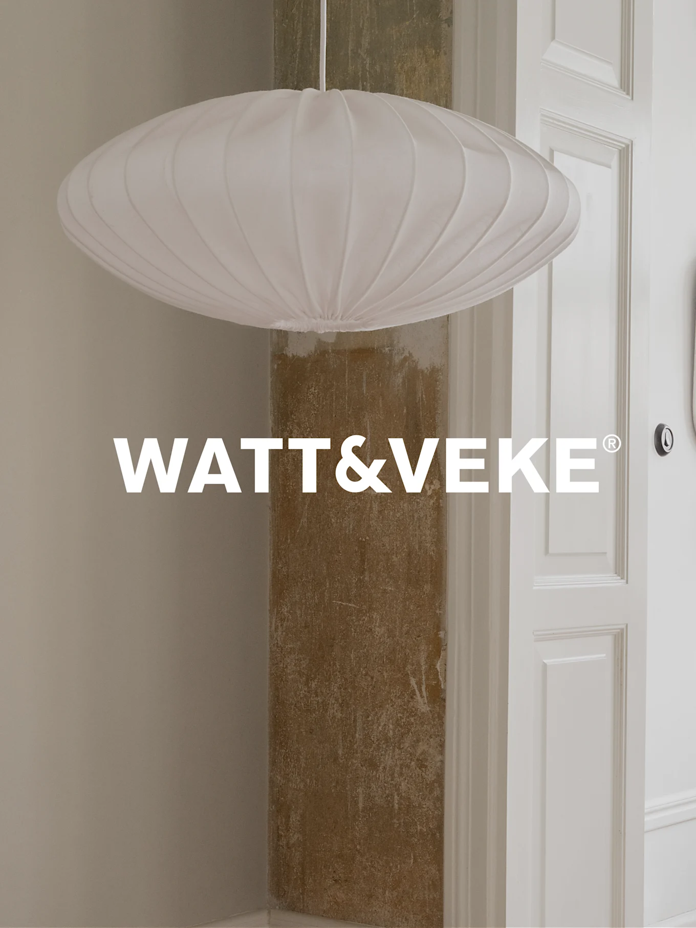 Una lámpara colgante blanca, plisada y ovalada en una habitación, con el logo WATT&VEKE.