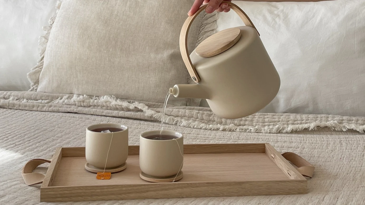 El feng shui también significa paz y relajación. Aquí, @our_home_living sirve té en dos tazas Theo con la jarra Theo de Stelton, colocadas en una bandeja sobre una cama.