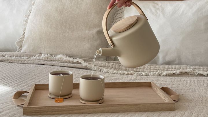 El feng shui también significa paz y relajación. Aquí, @our_home_living sirve té en dos tazas Theo con la jarra Theo de Stelton, colocadas en una bandeja sobre una cama.