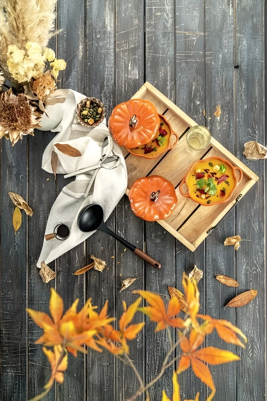 En nuestra lista de tareas de otoño, te damos numerosos consejos sobre qué hacer este otoño con un toque escandinavo, como servir una sopa de calabaza en la forma de calabaza de Staub.