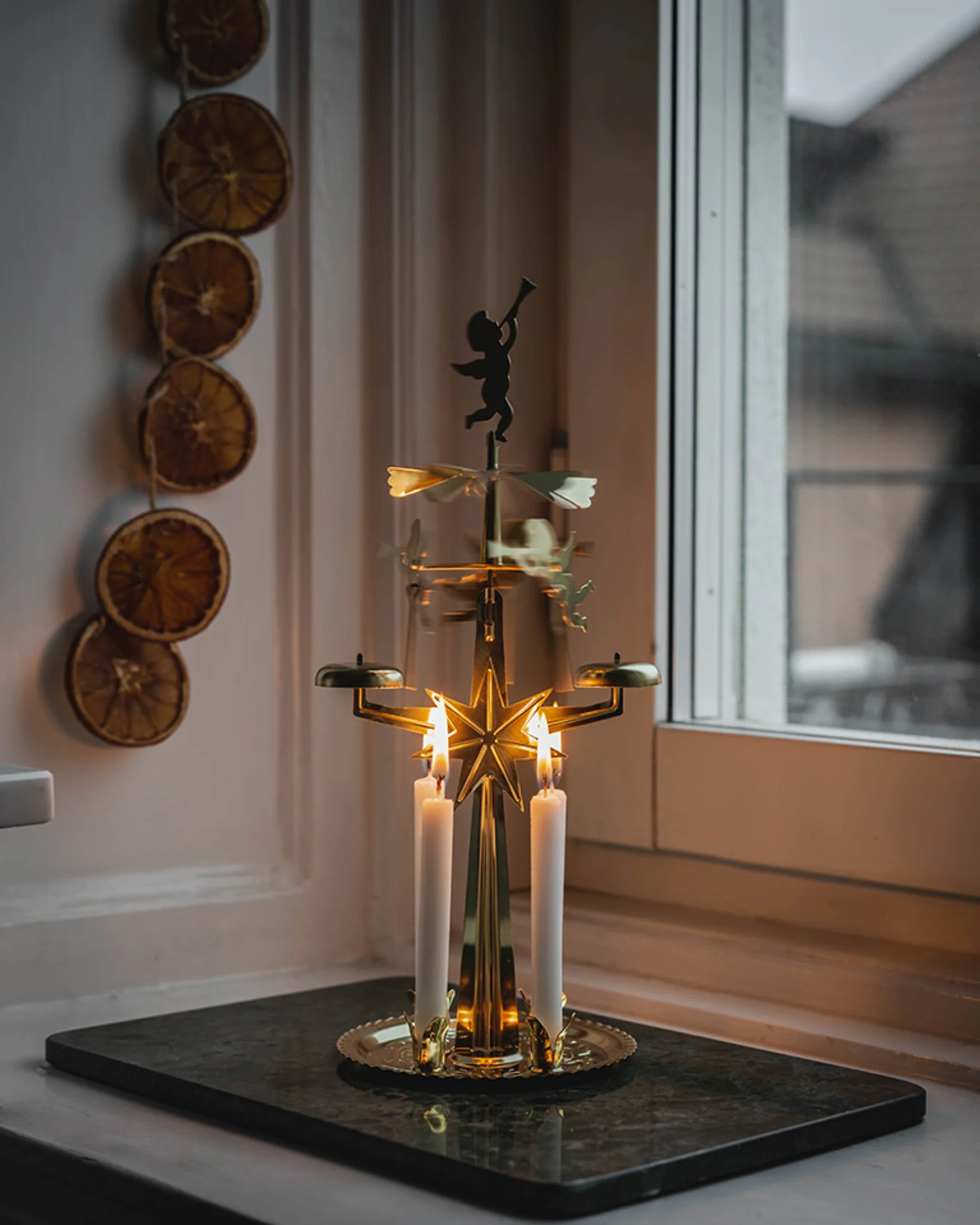 En el alféizar de la ventana hay un spelängel —una decoración típica de la Navidad en Suecia.