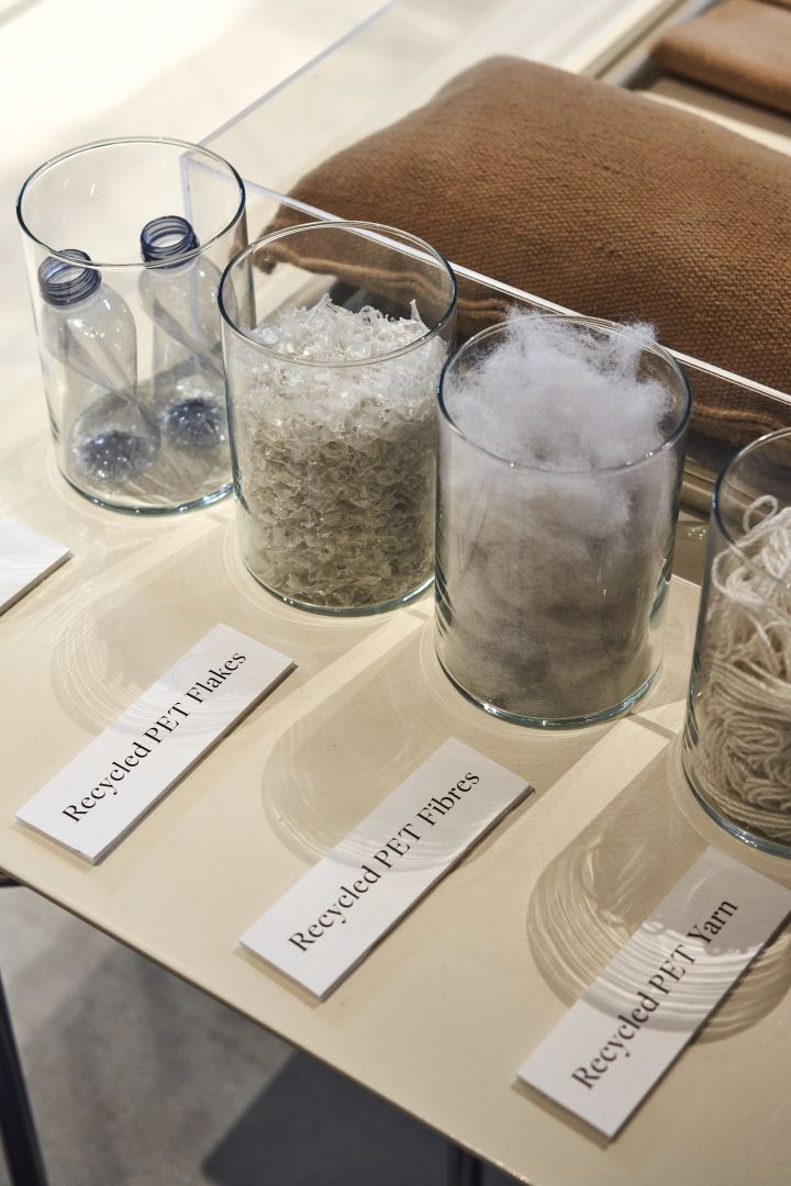 Tarros de cristal rellenos de distintos tipos de materiales reciclables en la sala de exposiciones de Ferm Livings.