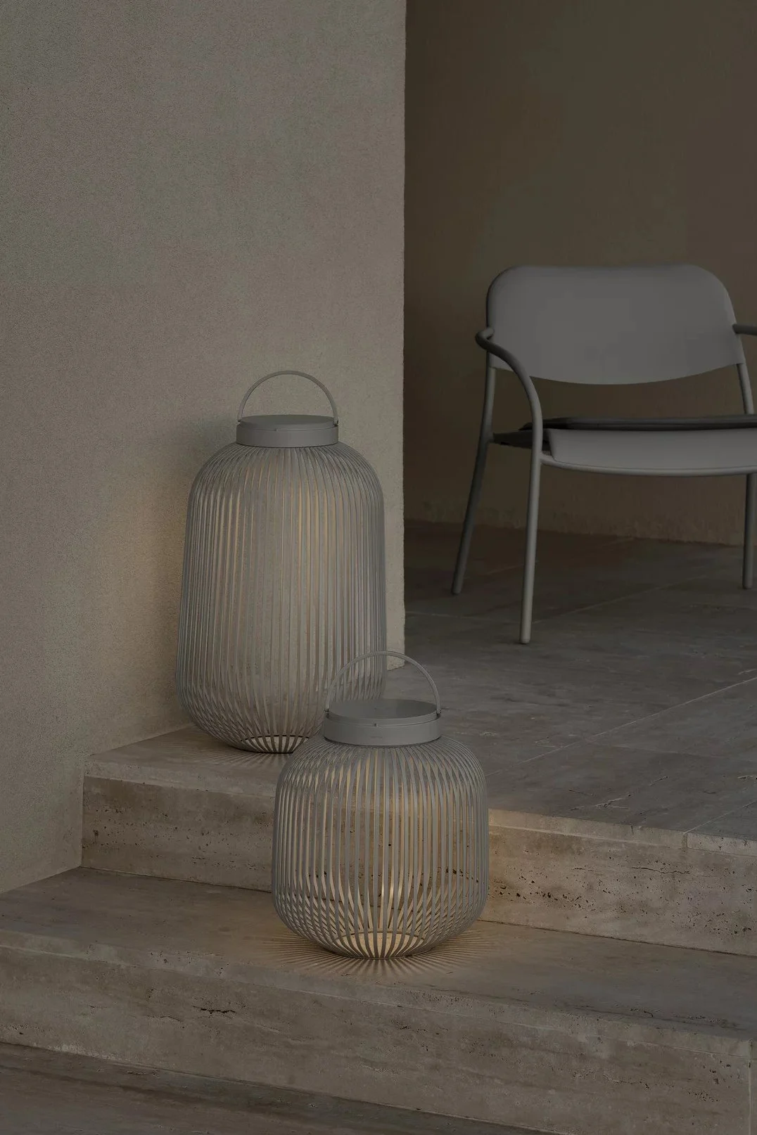 Faroles y linternas para exteriores: aquí puede ver el farol Lito de Blomus en Nomad en varios tamaños de pie en un pasillo.