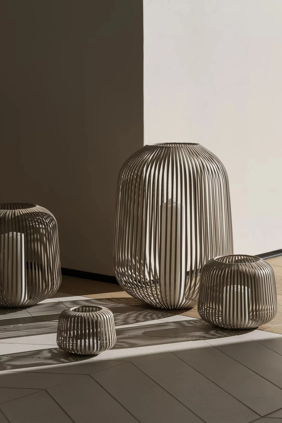 Faroles y linternas para exteriores: aquí puede ver el farol Lito de Blomus en Nomad en varios tamaños de pie en un pasillo.