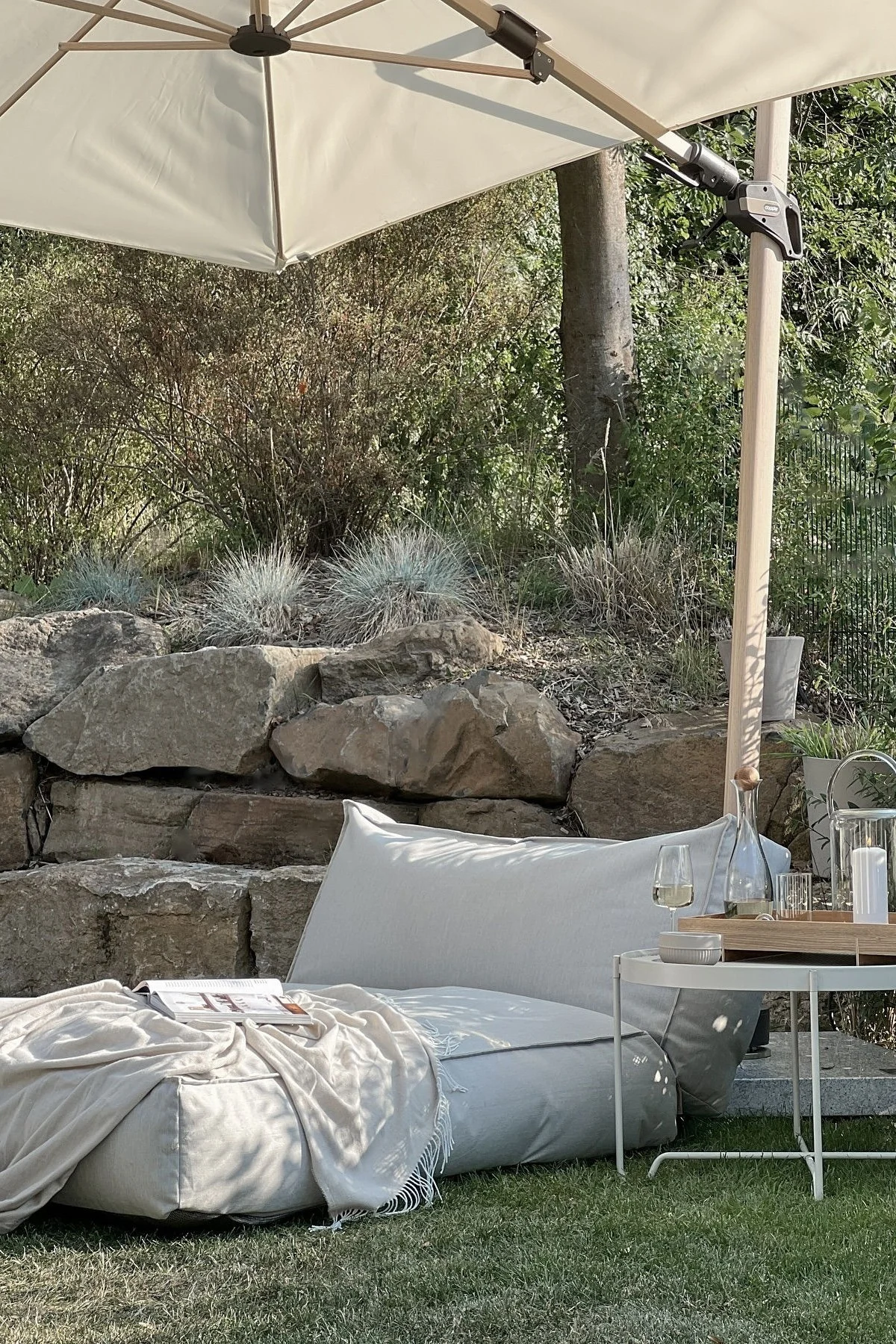 La influencer @zuhauselig ha creado un rincón acogedor en su jardín con el sofá cama Stay de Blomus y, por lo tanto, está a la última con sus muebles de jardín.