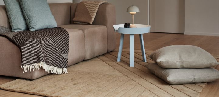 La alfombra de lana a rayas Levels en tonos beige de NJRD es una opción lujosa para la sala de estar en nuestra guía para elegir la alfombra adecuada.