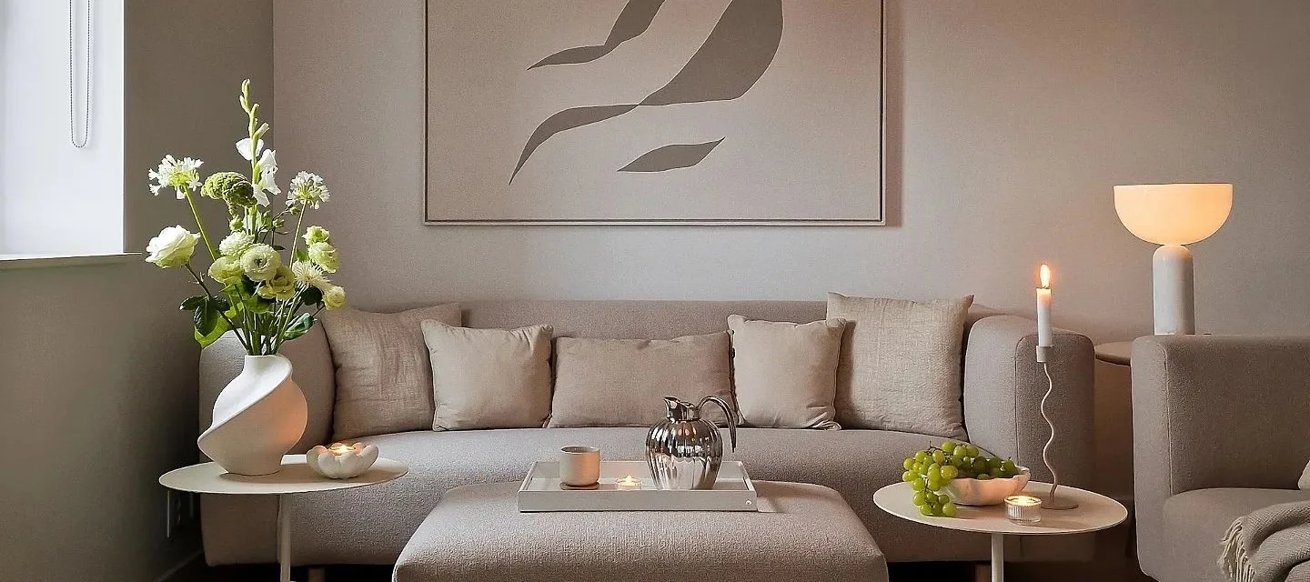 Crea un acogedor salón hygge con velas, colores neutros y materiales naturales.