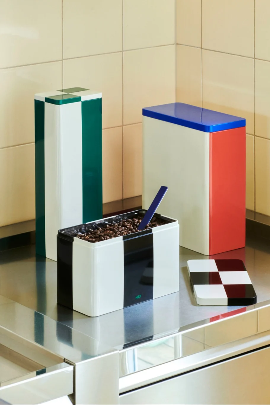 Con las coloridas latas de metal de HAY, puedes organizar tu despensa y, por ejemplo, almacenar café.