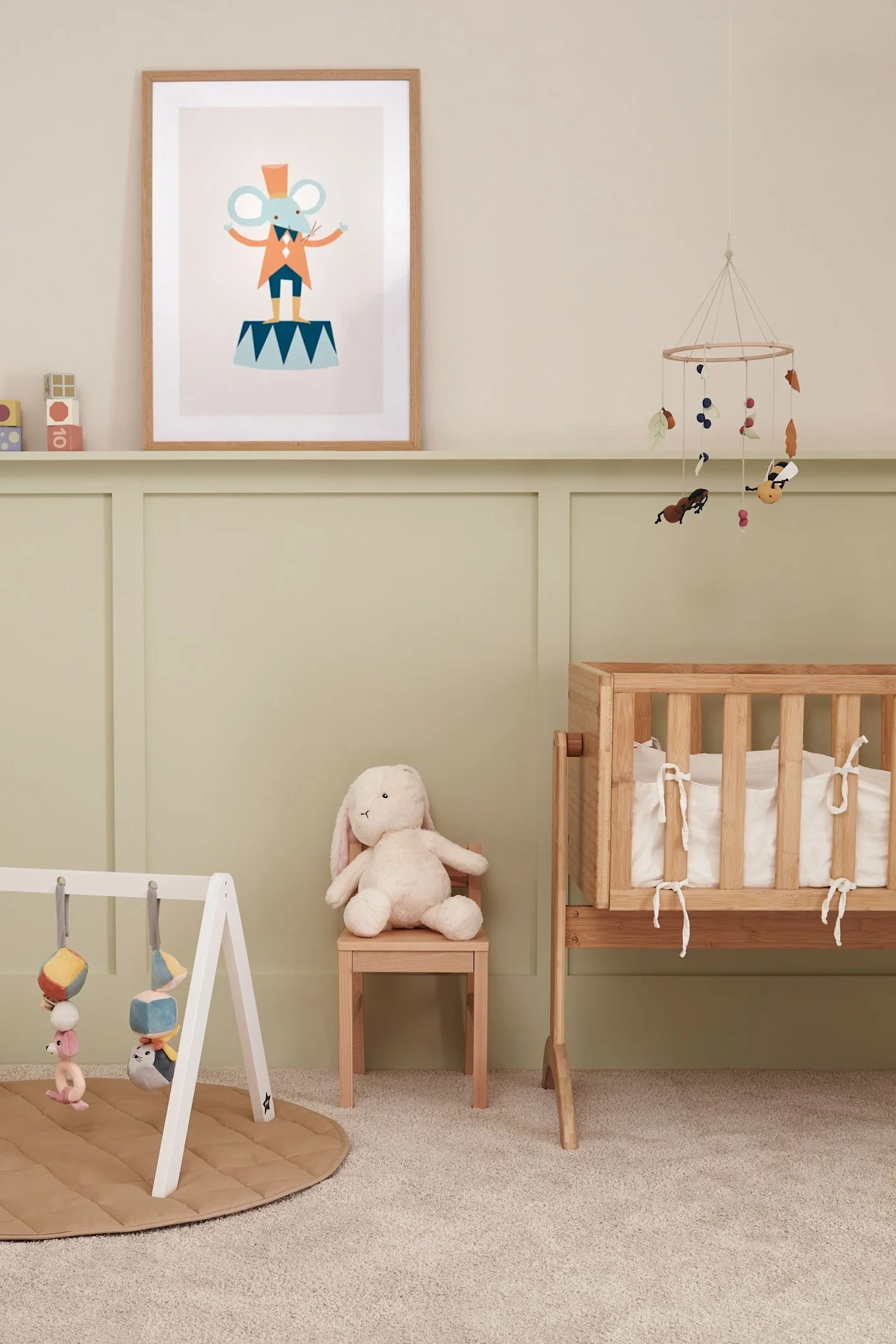 Los carruseles móviles no sólo ayudan a desarrollar la coordinación de los bebés, sino que también alegran la decoración de la habitación infantil. El carrusel móvil Edvin del concepto Kid's se compone de hojas, bayas, abejas y hormigas en materiales naturales.