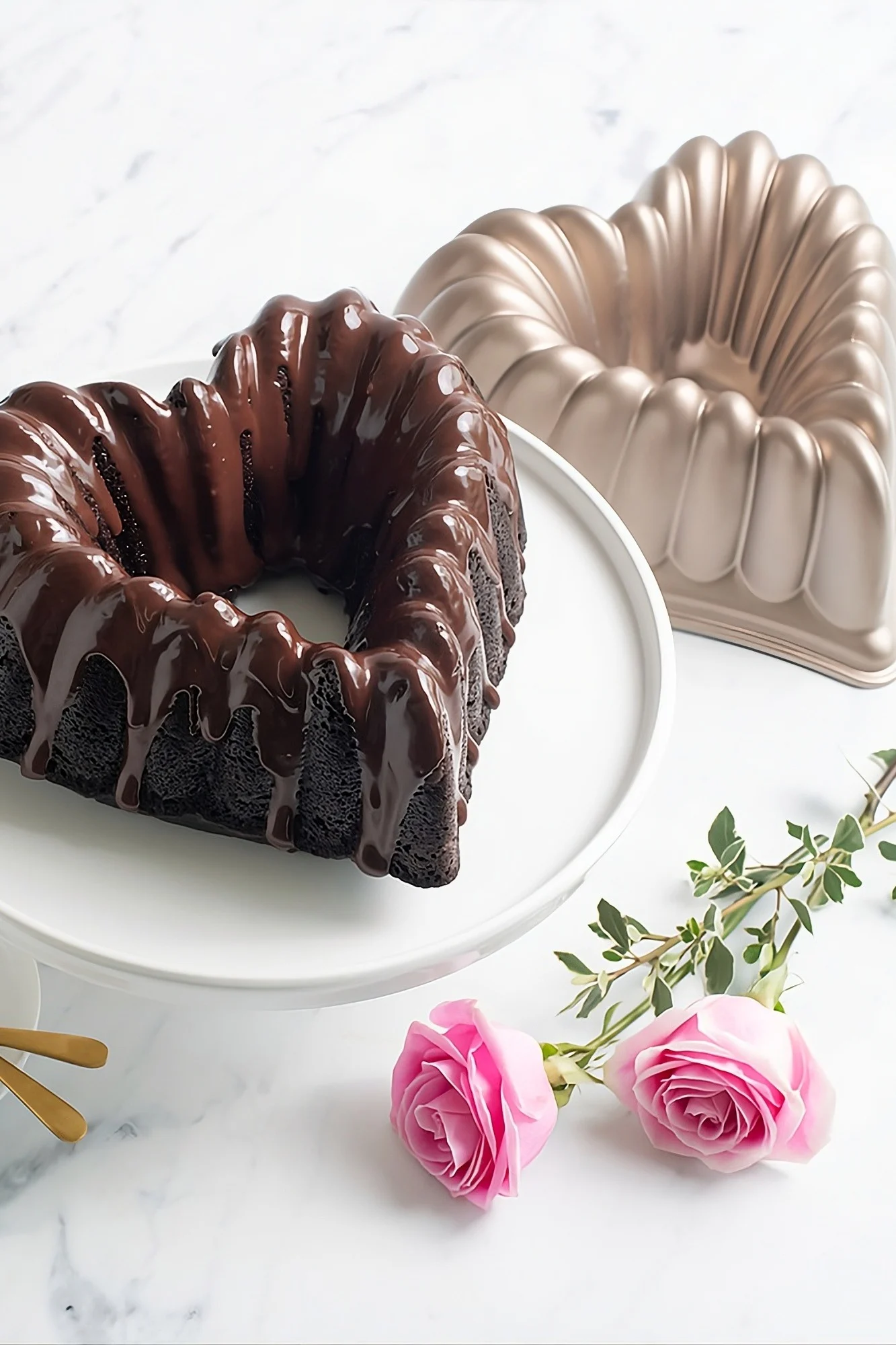 Hornea un pastel en forma de corazón para el Día de San Valentín. Aquí se muestra un pastel de chocolate en forma de corazón sobre un plato para tartas.