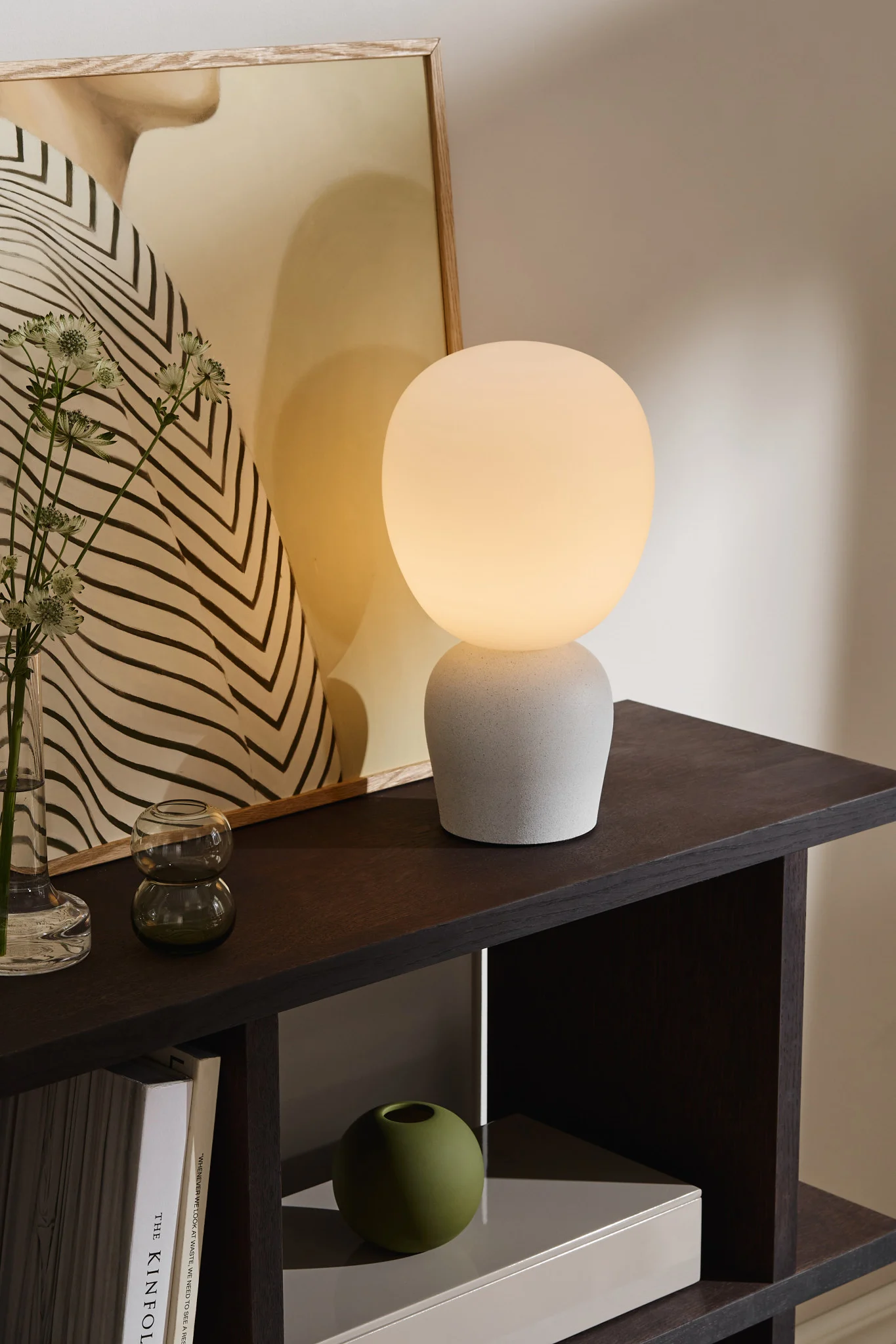 Utiliza diferentes lámparas, como lámparas de mesa, de pared y de techo, para iluminar el comedor. Aquí puedes ver la lámpara de mesa Buddy con pantalla de cristal anacalado de Belid.