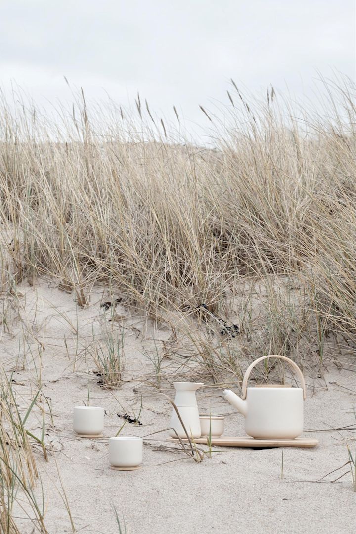 Lagom: la colección Theo de Stelton se encuentra en una playa.