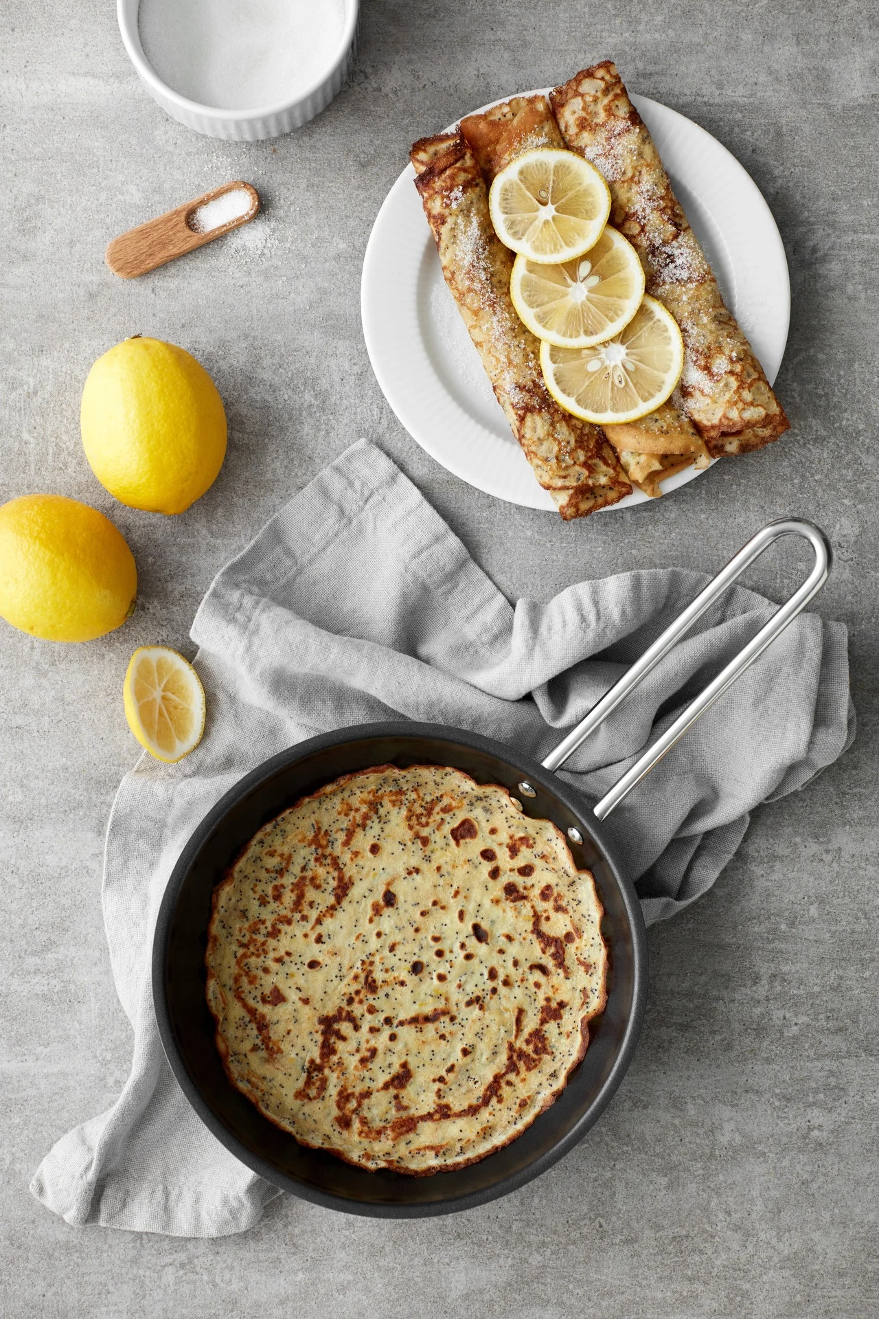 Aquí podemos ver crepes  perfectamente fritos en la sartén de acero inoxidable Eva Trio de Eva Solo.