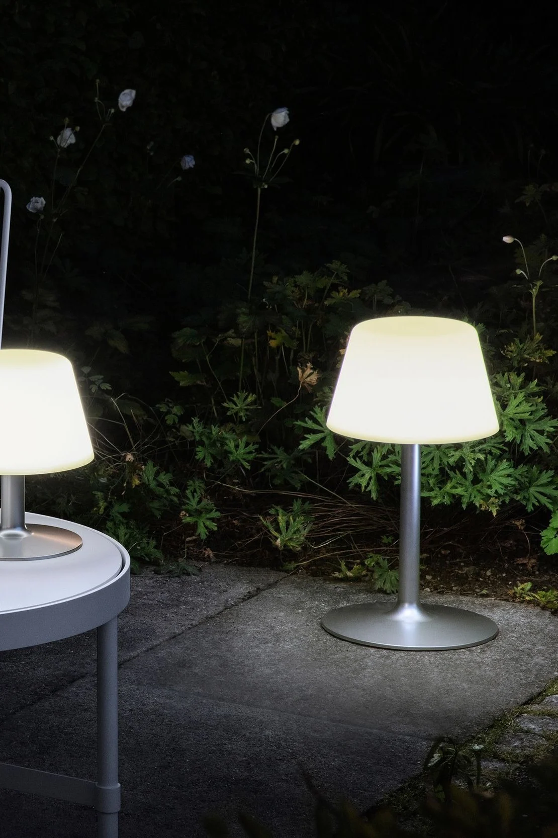 Ilumina tu jardín o patio con faroles y aerogeneradores de exterior, por ejemplo con la lámpara solar SunLight Lounge de Eva Solo, disponible en tres tamaños diferentes.