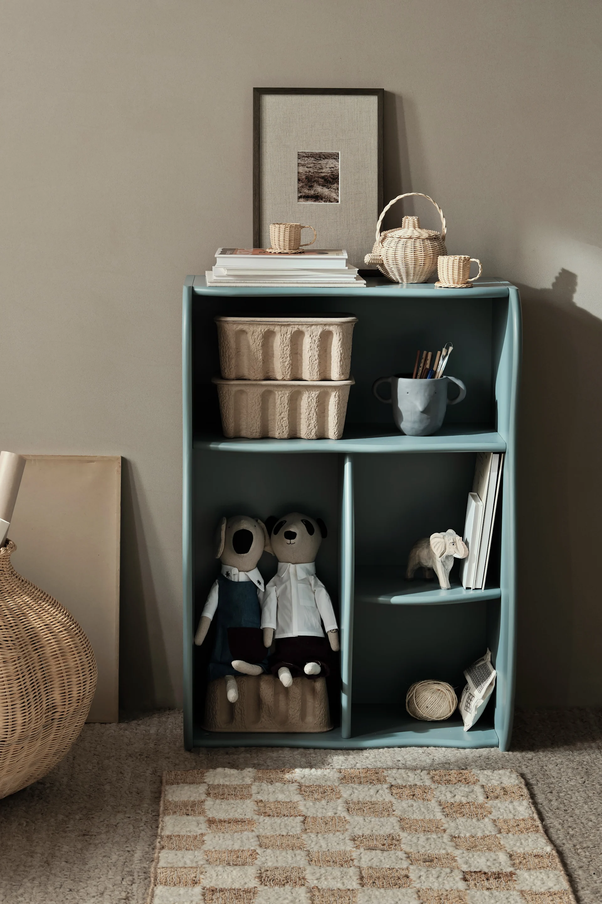 Organiza la habitación de los niños con la estantería azul Slope de Ferm Living.
