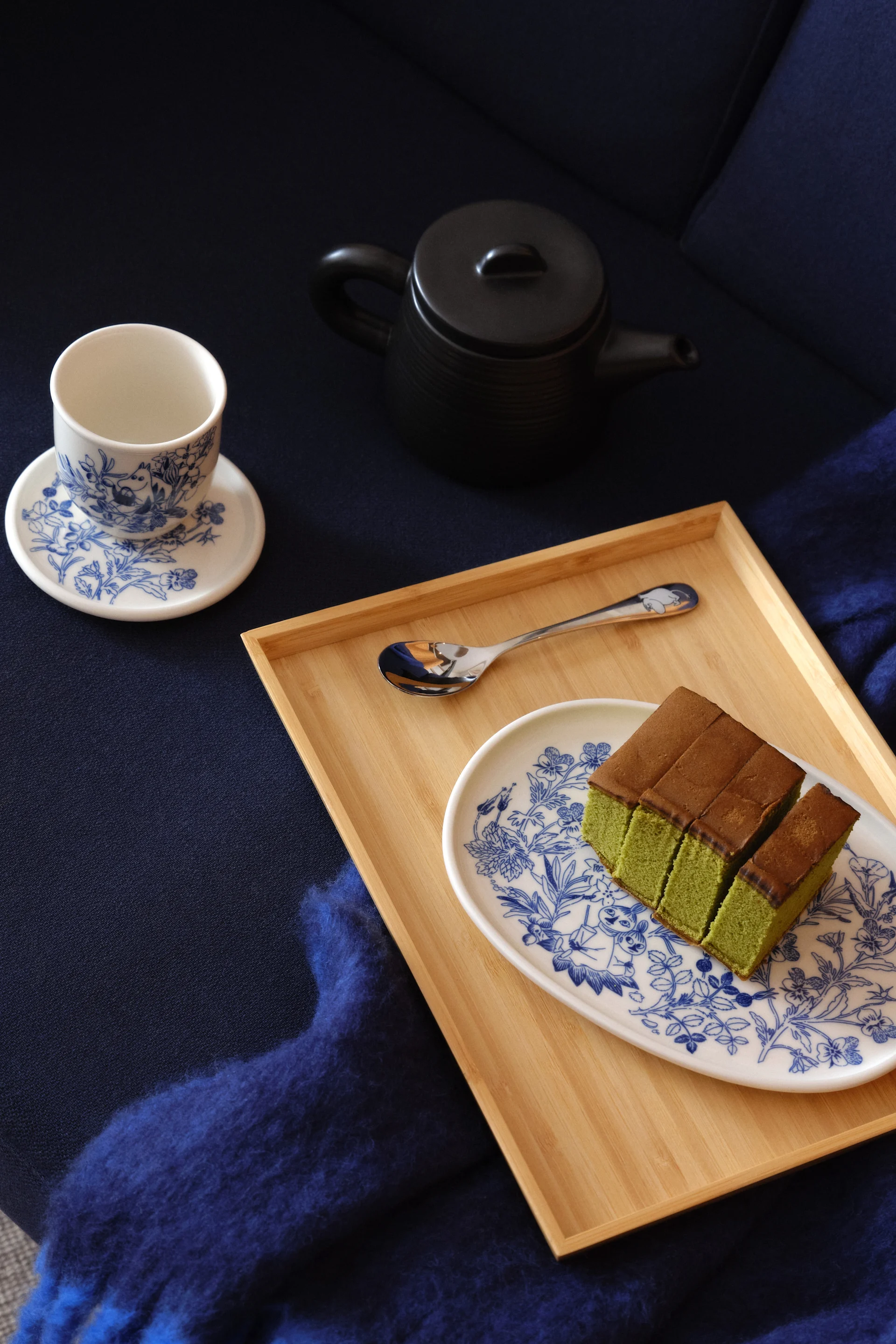 La colección Haru es una combinación de estilo japonés y escandinavo. Aquí puedes ver la taza Mumin y el plato con tarta.