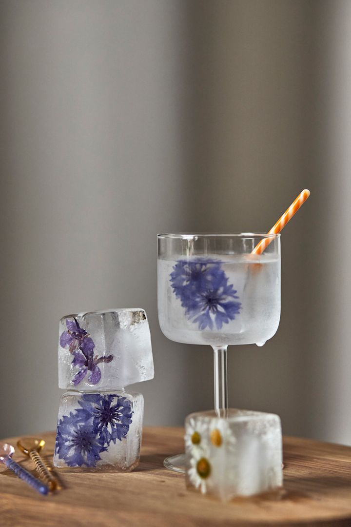 Congela flores o frutas en moldes para cubitos de hielo y utilízalos para decorar tu cóctel sin alcohol.