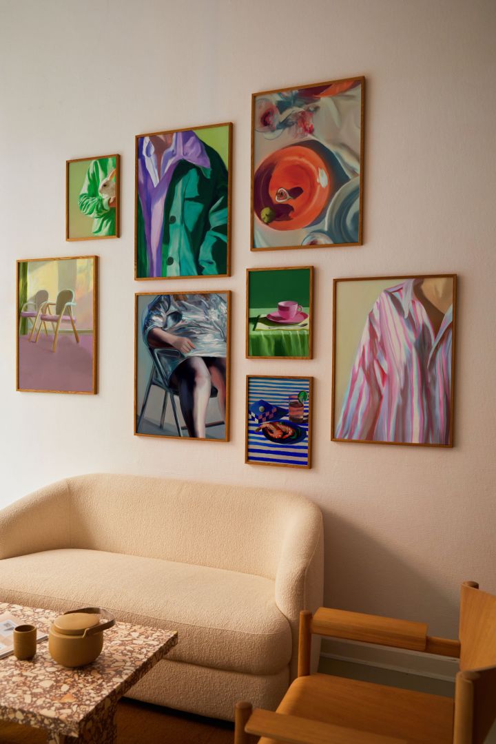 Los pósters que imitan pinturas con muchos colores y motivos retro están en el punto justo para las tendencias de diseño escandinavo de interiores en 2024. Aquí tienes una pared galería con ellos de Paper Collective.