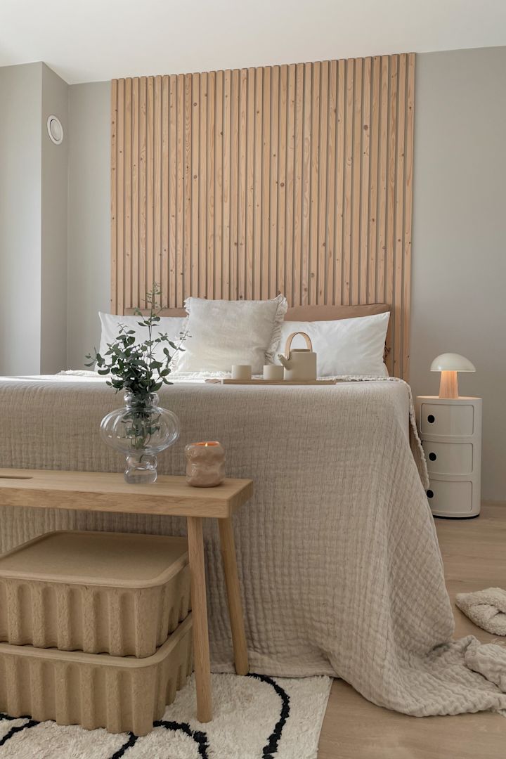 El dormitorio Feng Shui escandinavo en beige con muchos textiles de @our_home_living.
