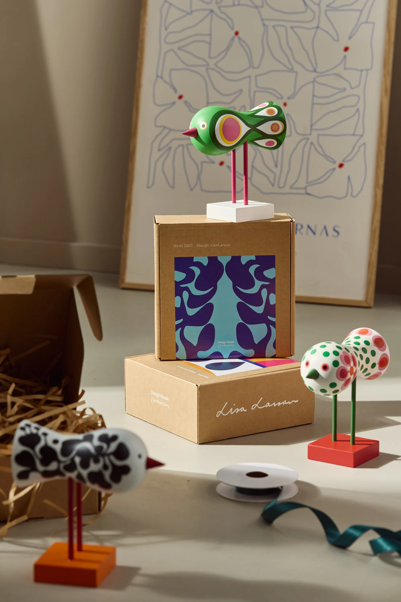 Regala un simpático mono de Kay Bojesen para el Día de la Madre, en la imagen colgado de un jarrón negro con tulipanes blancos, junto a la taza Flow de Ferm Living, en casa de @despina2024.