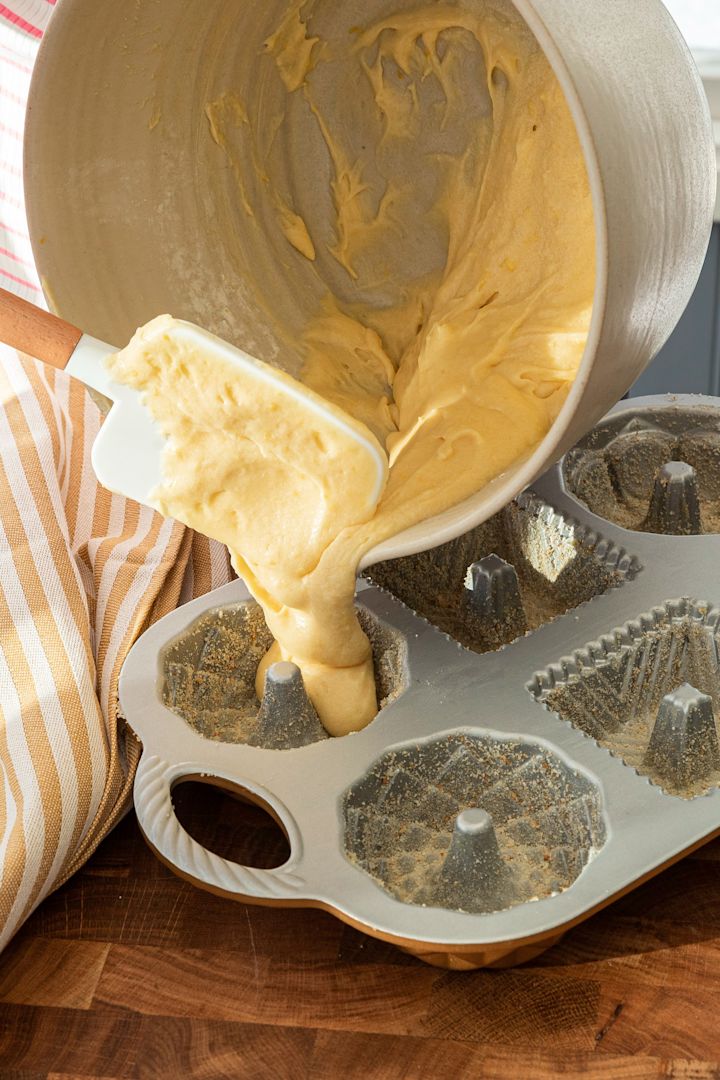 Hornea mini bizcochos en un molde Geo bundtlette de Nordic Ware con la sencilla receta de bizcocho de Pascua de Baka med Frida. Vierte la masa con un práctico cucharón.