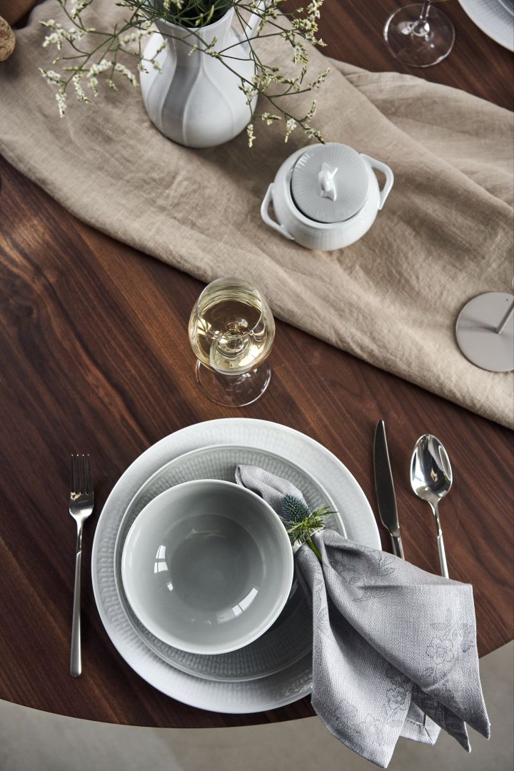 Una elegante idea para poner la mesa con Swedish Grace de Rörstrand. Aquí puedes ver el plato y el bol en color Mist con una servilleta gris de Scandi Living. 