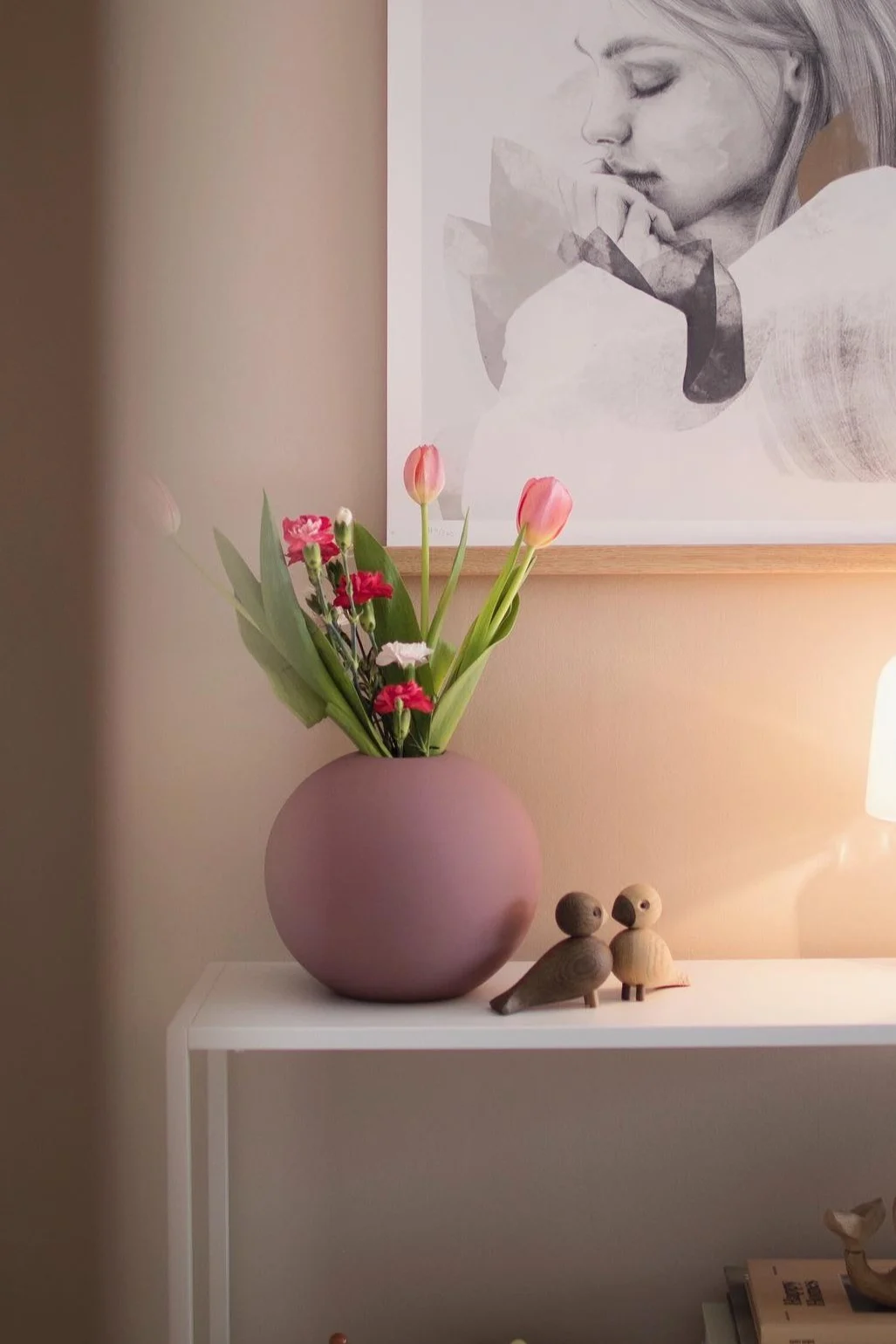 Los Lovebirds de Kay Bojesen, aquí sobre una estantería, son el regalo perfecto para el Día de San Valentín.