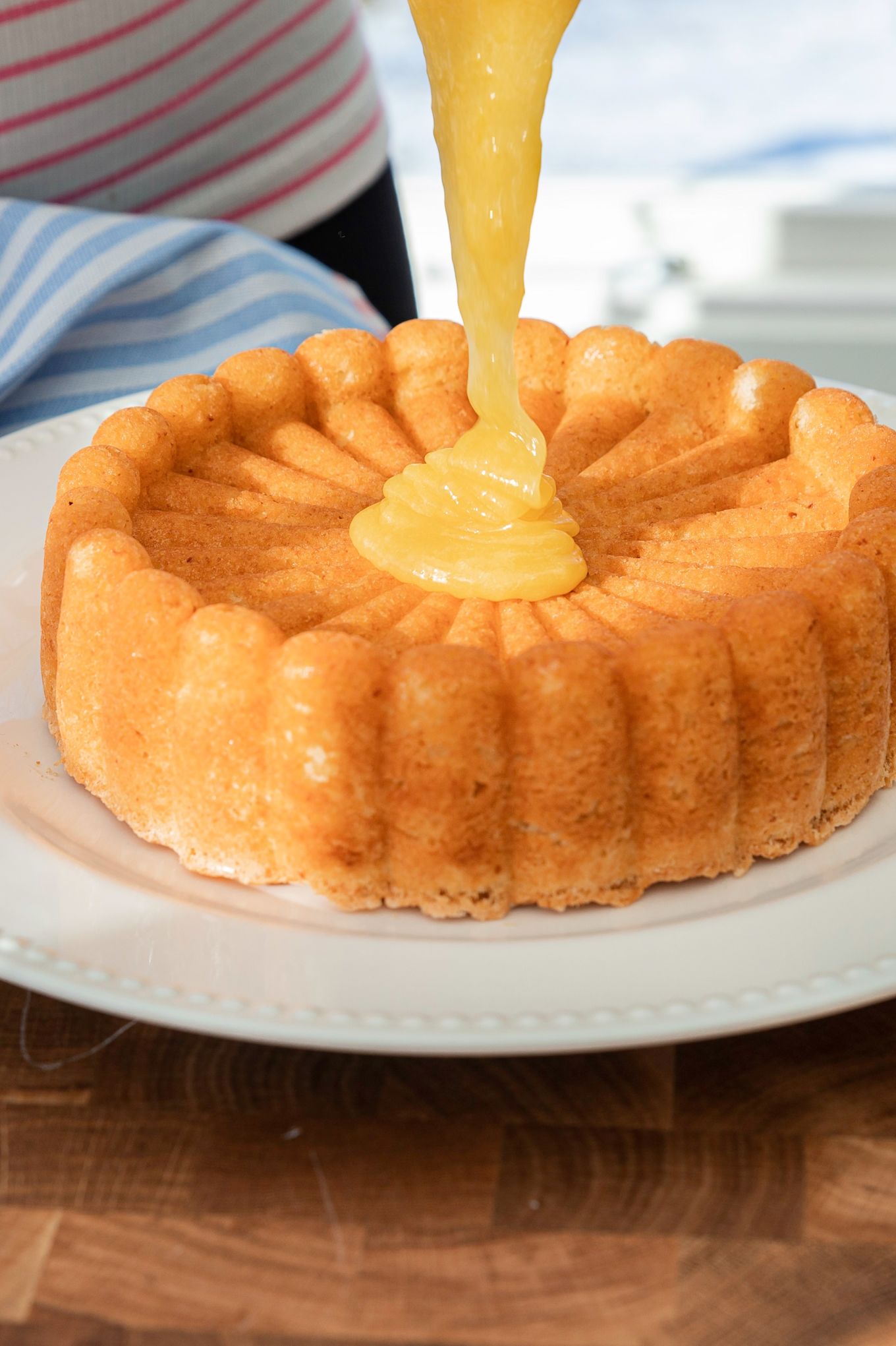 Hornea un clásico pastel sueco Silvia en un molde Charlotte de Nordic Ware con la sencilla receta de pastel de Pascua de Baka med Frida. Vierte el glaseado sobre el pastel cuando se haya enfriado.