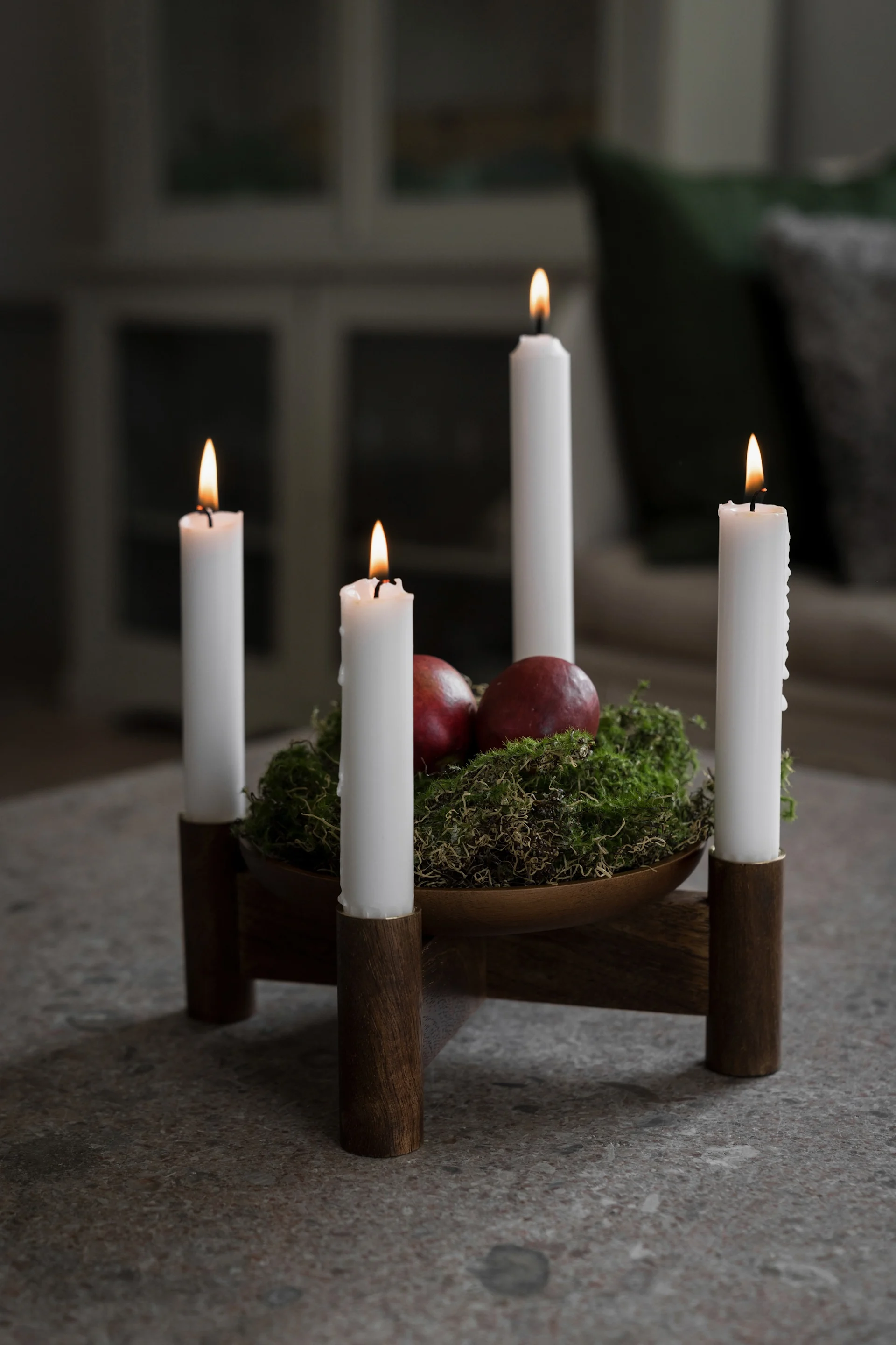 Los portavelas de Adviento escandinavos forman parte esencial de la Navidad. Aquí vemos el Ernst candelabro de Adviento, decorado con motivos navideños, colocado sobre una mesa.
