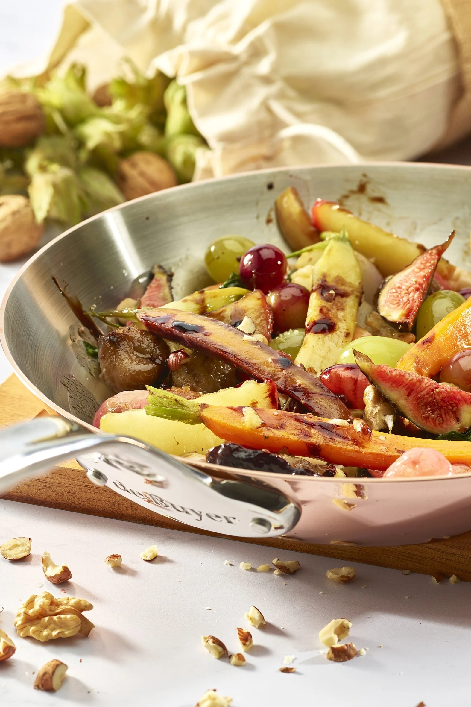 Las verduras se fríen en la sartén de cobre Prima Matera de De Buyer.