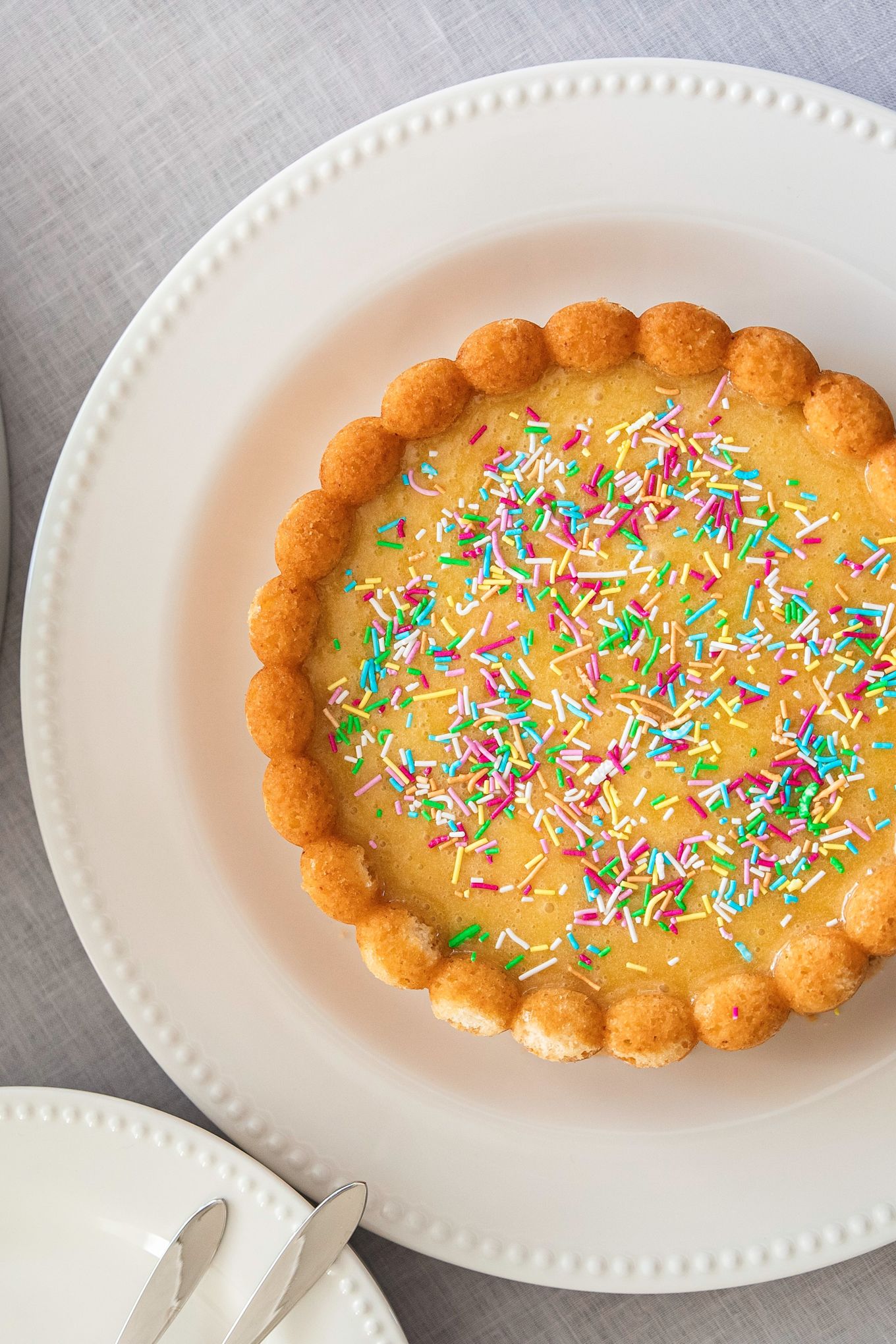 Hornea un clásico pastel sueco Silvia con forma de Carlota de Nordic Ware utilizando la sencilla receta de pastel de Pascua de Baka med Frida. Decora tu tarta de Pascua con coloridas virutas.