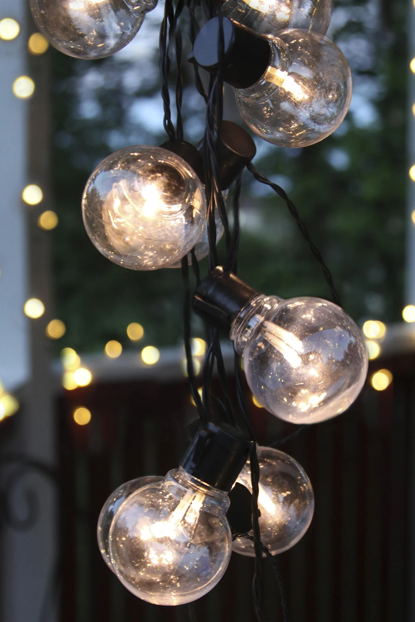 La guirnalda de luces Partaj de Star Trading cuelga aquí en un balcón y le da el toque boho perfecto.