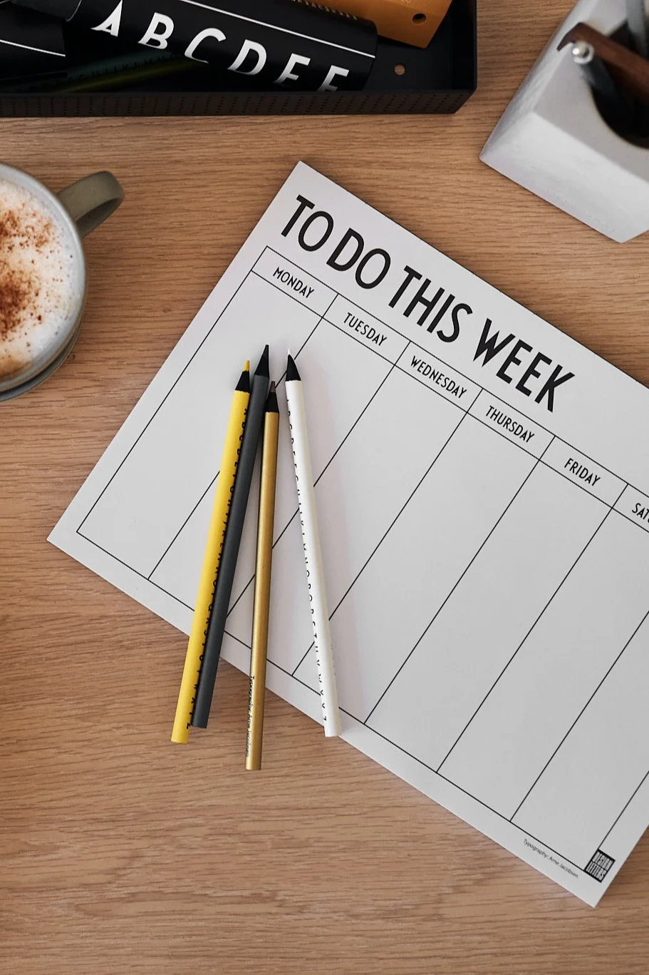 Organiza una pequeña oficina en casa: decora tu pequeño home office con detalles prácticos, como el planificador semanal de Design Letters.