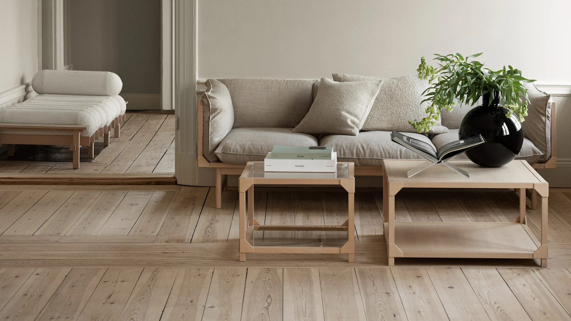 Gärsnäs ofrece muebles para todas las estancias y en diferentes estilos, aquí puedes ver la mesa de centro Bleck pequeña y la grande en un luminoso ambiente de salón con un sofá beige al lado.