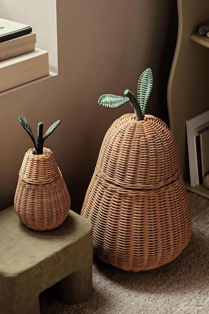 ¿Por qué no combinar almacenamiento práctico y diseño divertido a la hora de amueblar habitaciones infantiles? La cesta de almacenamiento Pear de Ferm Living es una cesta de almacenamiento de ratán con forma de pera que está disponible en tamaños pequeño y grande.