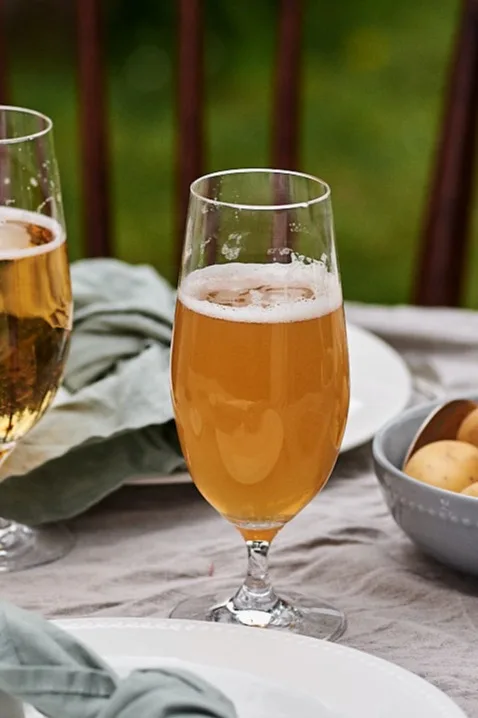 Cómo elegir el vaso de cerveza adecuado, como el vaso de cerveza Karlevi que ves aquí.