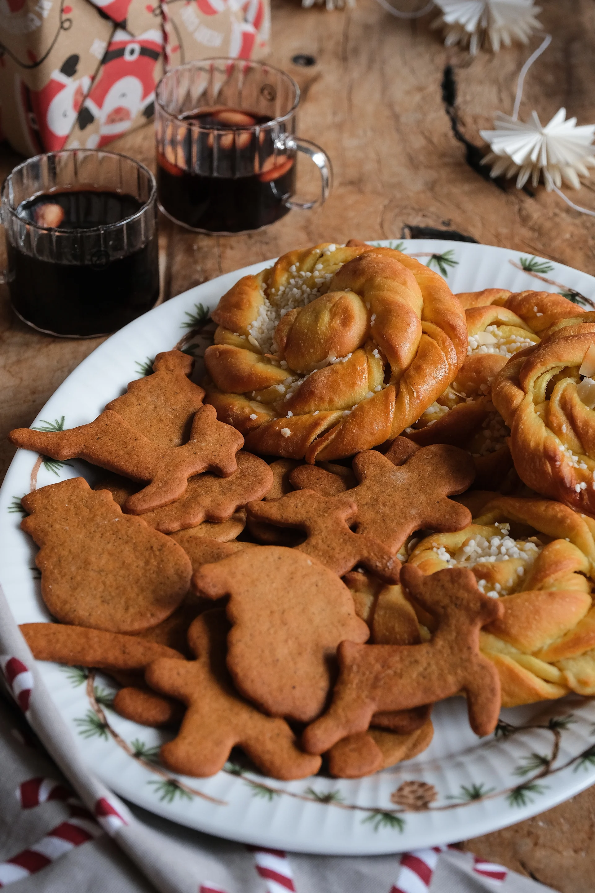 Repostería navideña de Suecia: una gran bandeja con galletas de jengibre y bollos de azafrán con vainilla, servidos con vino caliente (Glögg).