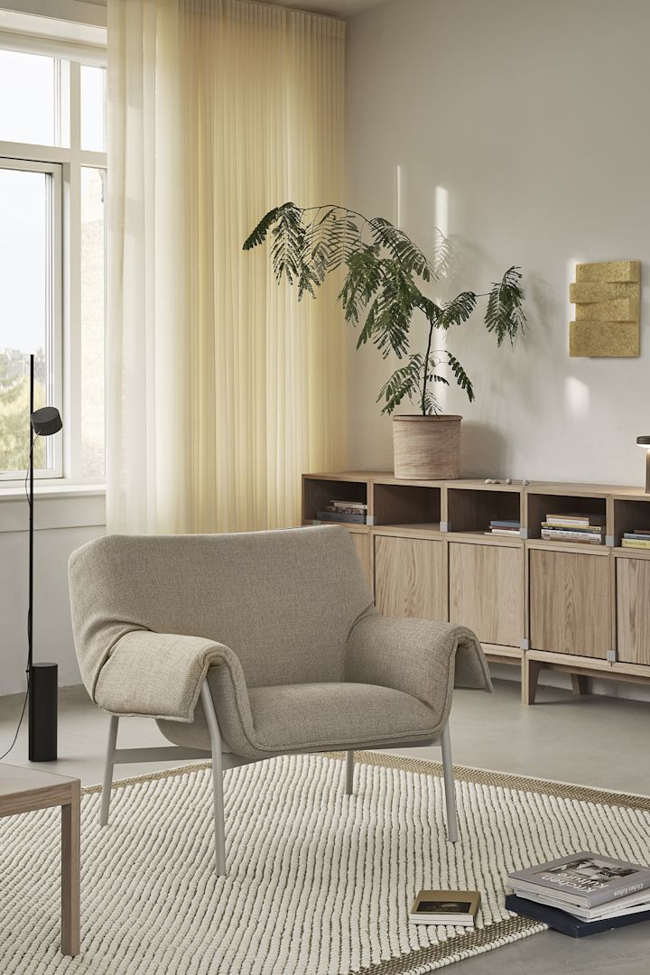 El greige está volviendo a las tendencias de color de interiores para 2025, aquí puedes ver el sillón Wrap de Muuto en un tono gris-beige.