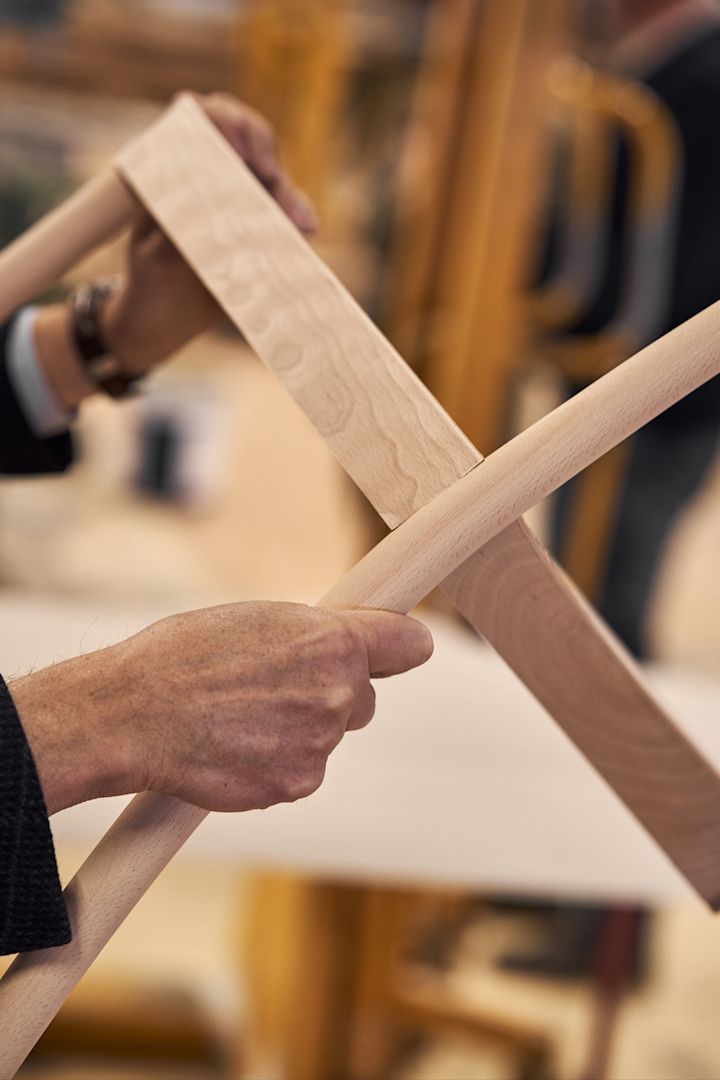 Gärsnäs: aquí puedes ver un asiento que formará parte de una silla. Cada pieza es cuidadosamente elaborada por los experimentados carpinteros de Gärsnäs.
